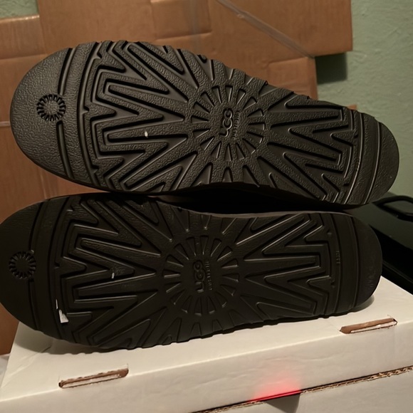 NWOT - UGG Boots - Picture 6 of 7